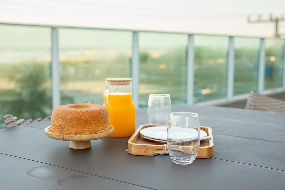 Café com bolo na varanda, de frente para o mar