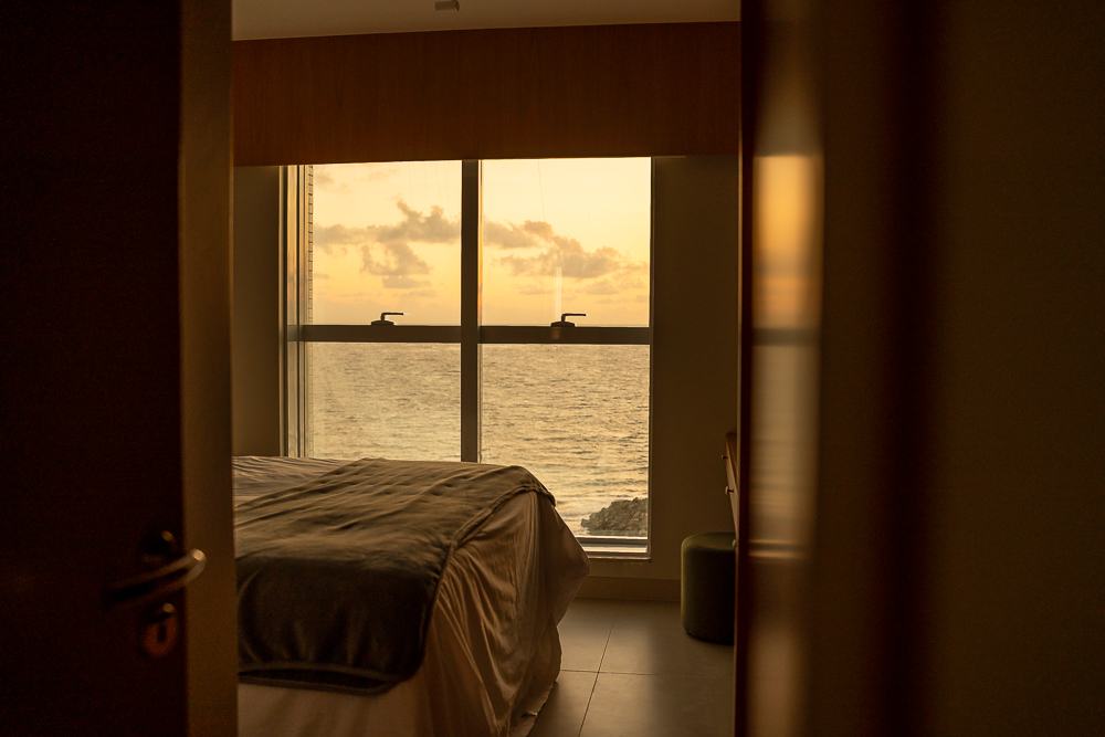 Quarto com a luz do fim de tarde